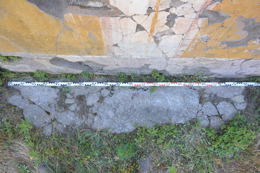 IX.5.14 Pompeii. May 2017. Peristyle k, flooring at base of south wall.
Foto Christian Beck, ERC Grant 681269 DCOR.
