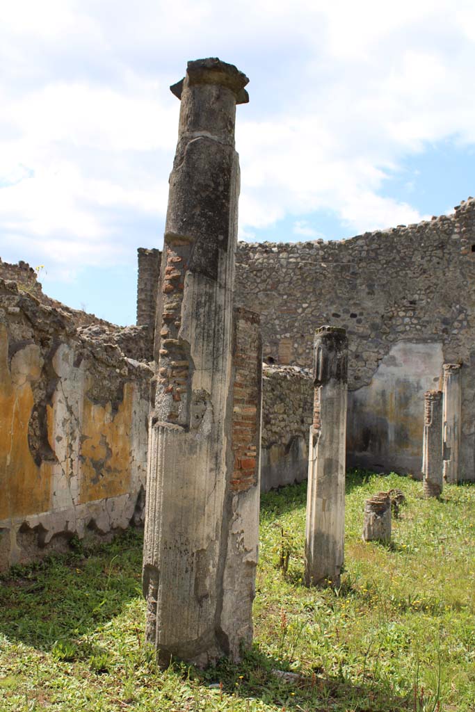 IX.5.14 Pompeii. May 2019. Room k, looking west towards columns along south portico.
Foto Christian Beck, ERC Grant 681269 DCOR.
