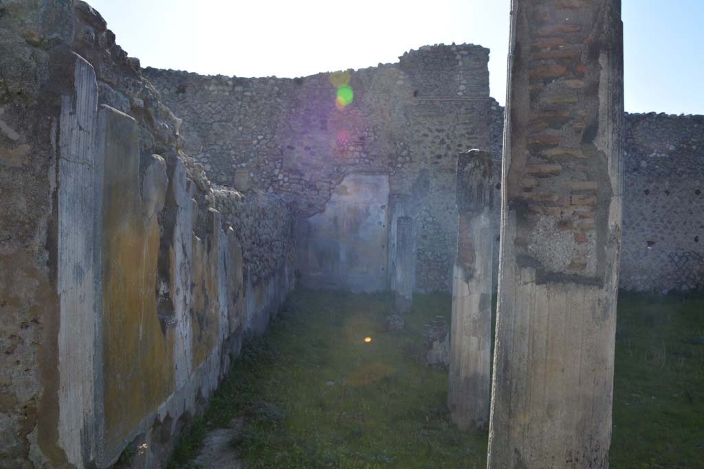 IX.5.14 Pompeii. March 2017.  Peristyle k, looking west along south portico.
Foto Christian Beck, ERC Grant 681269 DCOR.

