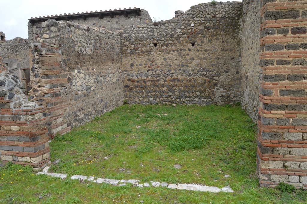IX.5.14 Pompeii. March 2018. Room m, large exedra or triclinium, on east side of portico k . Looking east.
Foto Taylor Lauritsen, ERC Grant 681269 DCOR.
