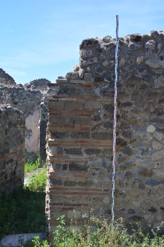 IX.5.14 Pompeii. May 2017. 
Room m, detail of north wall at west end, with doorway to atrium b, on left.
Foto Christian Beck, ERC Grant 681269 DCOR.
