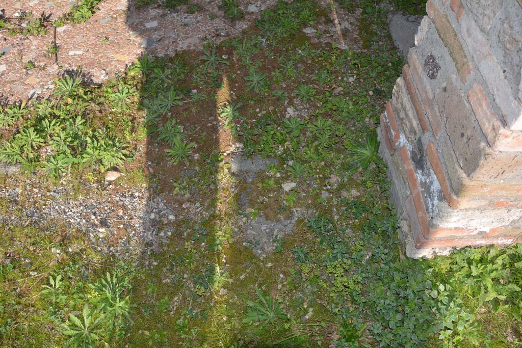 IX.5.14 Pompeii. May 2017. Room n, detail of doorway threshold near south end, looking east. 
Foto Christian Beck, ERC Grant 681269 DCOR.

