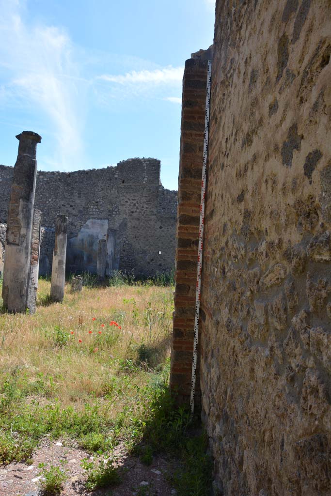 IX.5.14 Pompeii. May 2017. 
Room n, north wall, north-west corner, looking west across peristyle.
Foto Christian Beck, ERC Grant 681269 DCOR.


