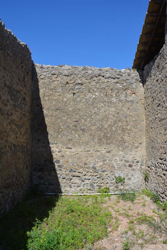 IX.5.14 Pompeii. May 2017. Room n, east wall and south-east corner.
Foto Christian Beck, ERC Grant 681269 DCOR.
