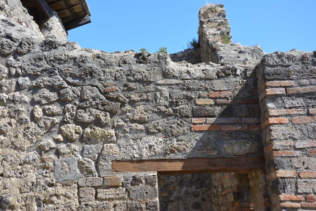 IX.5.14 Pompeii. May 2017. Room n, upper south wall, south-west corner above doorway to room o. 
Foto Christian Beck, ERC Grant 681269 DCOR.
