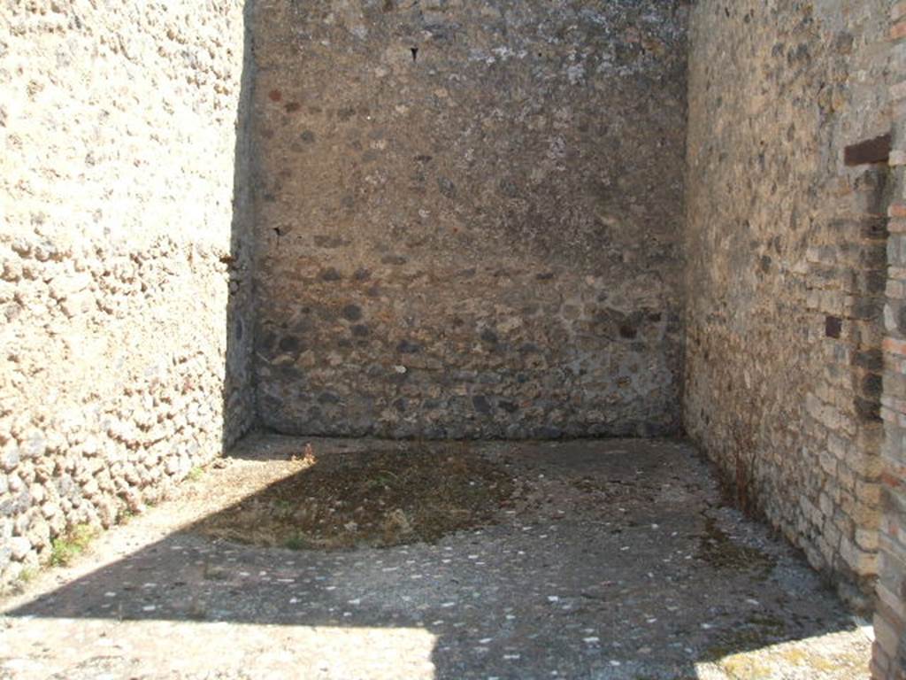 IX.5.14 Pompeii. May 2005. Looking east. According to Eschebach, this is a second exedra or triclinium on east side of peristyle. See Eschebach, L., 1993. Gebudeverzeichnis und Stadtplan der antiken Stadt Pompeji. Kln: Bhlau. (p.425)
