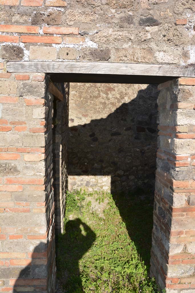 IX.5.14 Pompeii. May 2017. Room o, looking east through doorway from east portico k.
Foto Christian Beck, ERC Grant 681269 DCOR.

