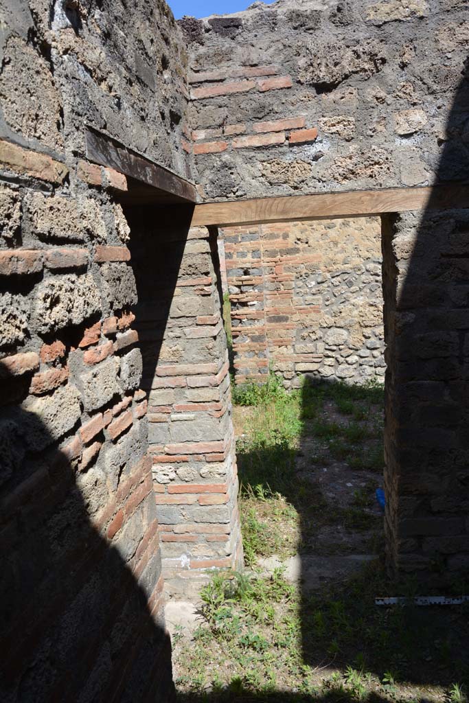 IX.5.14 Pompeii. May 2017. Room o, north-west corner, with two doorways. 
The doorway on the left from the east portico, the doorway in the centre leads into room n.
Foto Christian Beck, ERC Grant 681269 DCOR.

