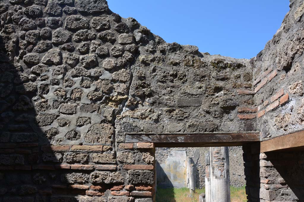 IX.5.14 Pompeii. May 2017. Room o, looking towards upper west wall, with doorway to east portico of peristyle k.
Foto Christian Beck, ERC Grant 681269 DCOR.


