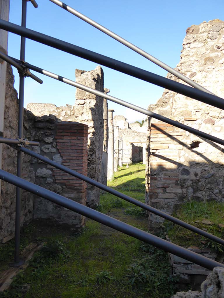 IX.5.16 Pompeii. January 2017. 
Kitchen “q”, looking north, across corridor “p” to doorway from servants’ area towards east portico.
Foto Annette Haug, ERC Grant 681269 DÉCOR
