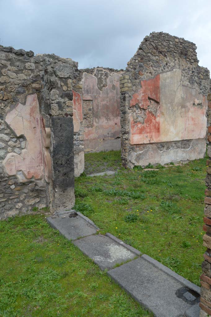IX.5.14 Pompeii. March 2018. Looking north-east towards doorway to triclinium “f”, from portico “k”. 
Foto Taylor Lauritsen, ERC Grant 681269 DÉCOR.
