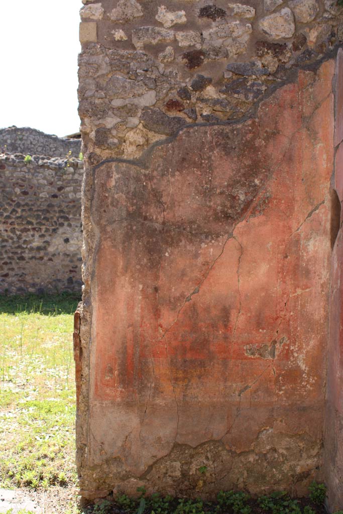 IX.5.14 Pompeii. May 2019. Room “f”, doorway to atrium and south wall in south-west corner.
Foto Christian Beck, ERC Grant 681269 DÉCOR.
