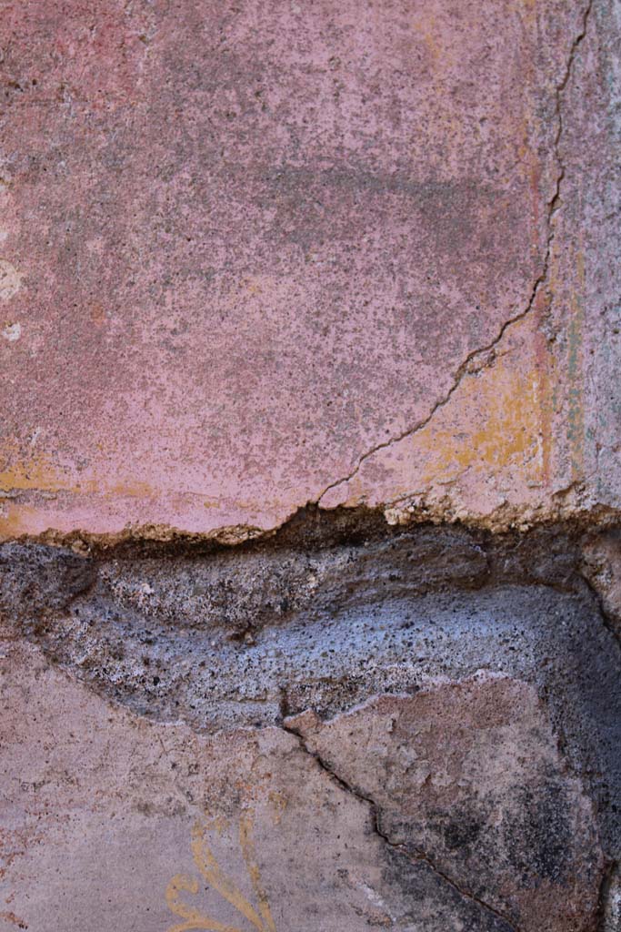 IX.5.14 Pompeii. May 2019. 
Room “f”, detail from north-east corner, between zoccolo and middle zone of wall.
Foto Christian Beck, ERC Grant 681269 DÉCOR.
