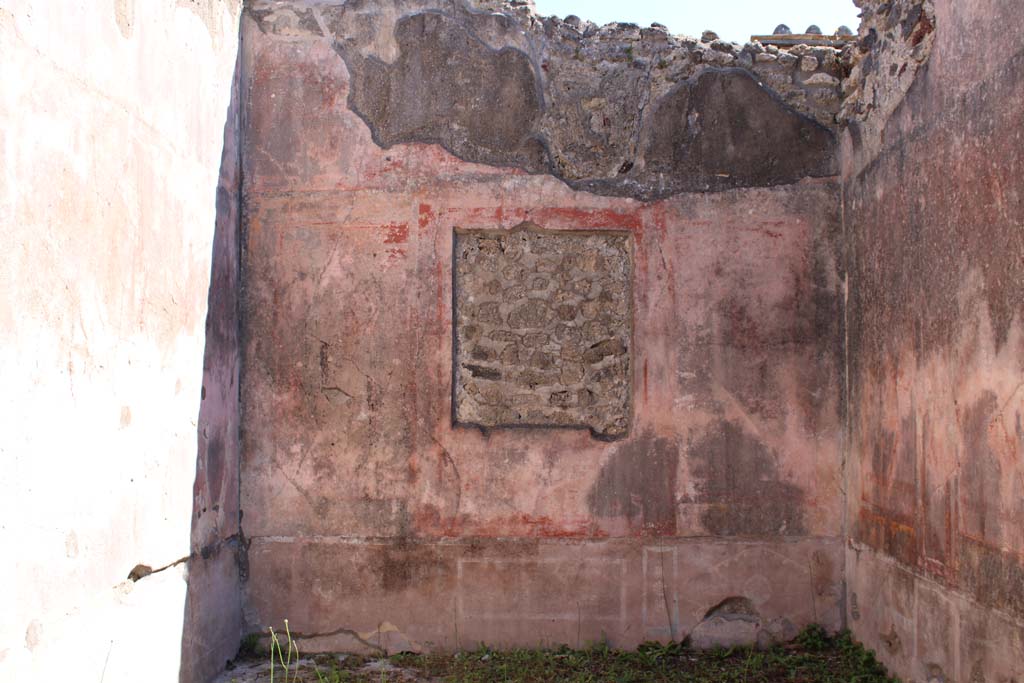 IX.5.14 Pompeii. May 2019. Room f, looking towards east wall.
Foto Christian Beck, ERC Grant 681269 DCOR.
