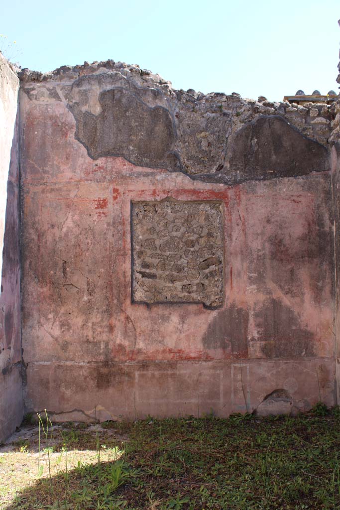 IX.5.14 Pompeii. May 2019. Room f, site of central painting on east wall.
Foto Christian Beck, ERC Grant 681269 DCOR.
