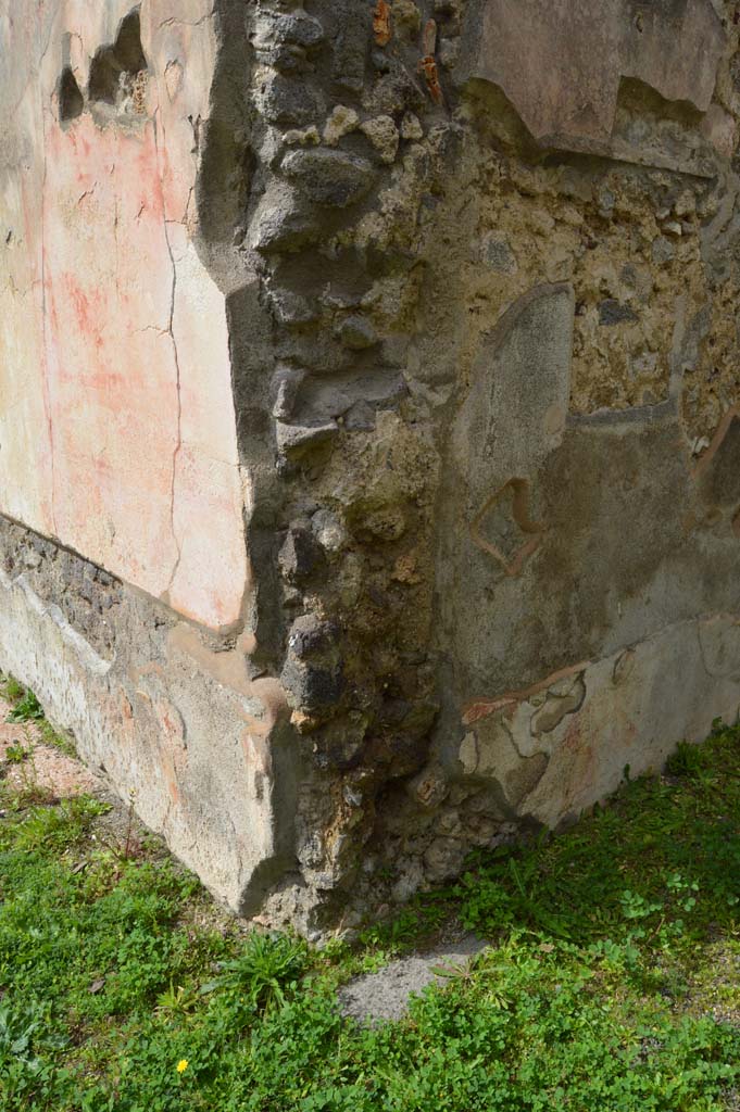 IX.5.14 Pompeii. March 2018. Corner wall between atrium and west wall in north ala e, on right.
Foto Taylor Lauritsen, ERC Grant 681269 DCOR.
