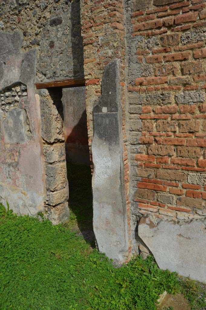 IX.5.14 Pompeii. March 2018. Doorway in east wall of north ala e, into room d.
Foto Taylor Lauritsen, ERC Grant 681269 DCOR.
