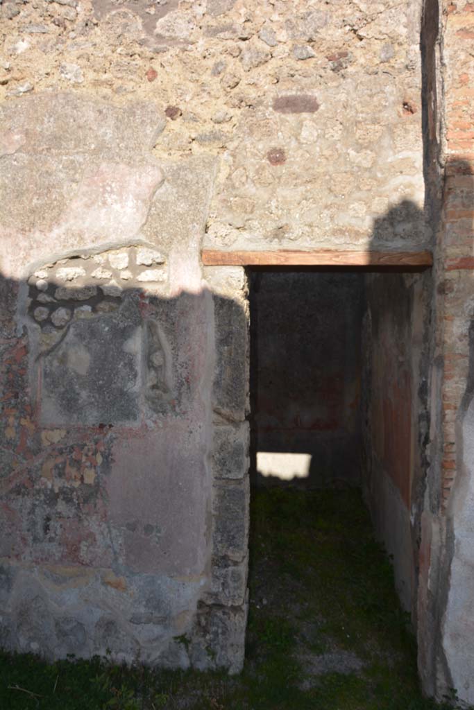 IX.5.14 Pompeii. March 2017. Room d, looking east to doorway.
Foto Christian Beck, ERC Grant 681269 DCOR.
