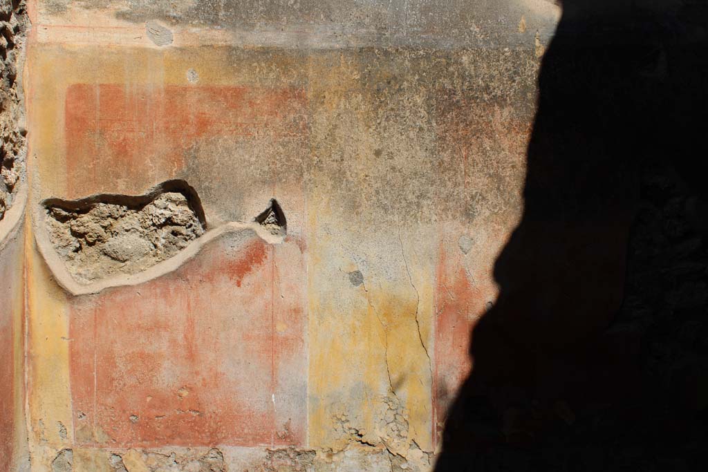 IX.5.14 Pompeii. May 2019. Room d, detail from middle zone of north wall at west end.
Foto Christian Beck, ERC Grant 681269 DCOR.
