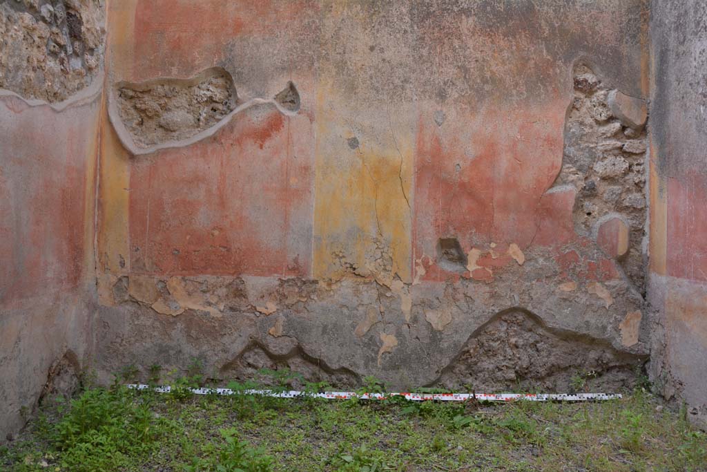 IX.5.14 Pompeii. May 2017. Room d, detail from middle and lower area of north wall.
Foto Christian Beck, ERC Grant 681269 DCOR.
