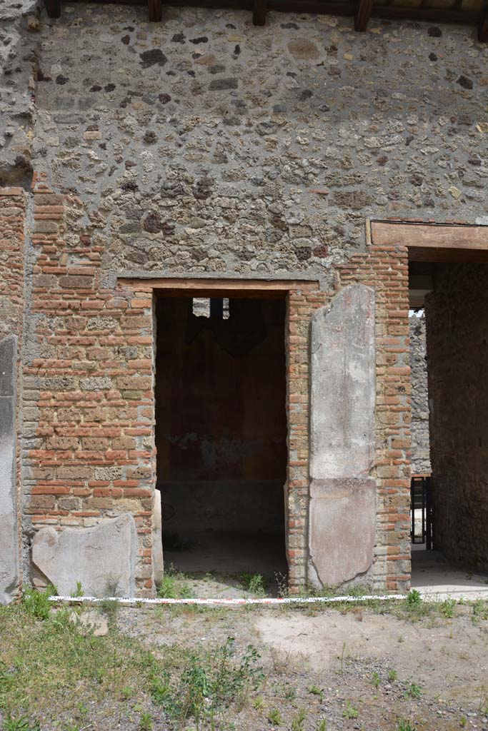 IX.5.14 Pompeii. May 2017. 
Room c, doorway on east side of atrium b, with entrance corridor a, on right.
Foto Christian Beck, ERC Grant 681269 DCOR.
