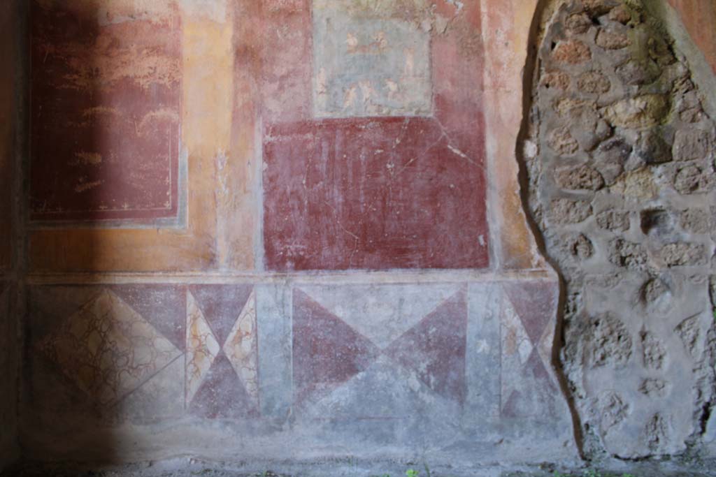 IX.5.14 Pompeii. May 2019. Room c, north wall and zoccolo of cubiculum.
Foto Christian Beck, ERC Grant 681269 DCOR.

