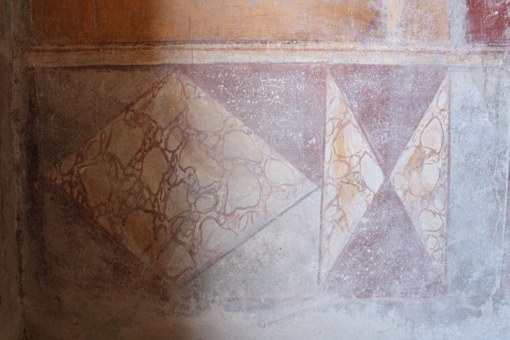 IX.5.14 Pompeii. May 2019. Room c, detail of zoccolo on north wall of cubiculum.
Foto Christian Beck, ERC Grant 681269 DCOR.

