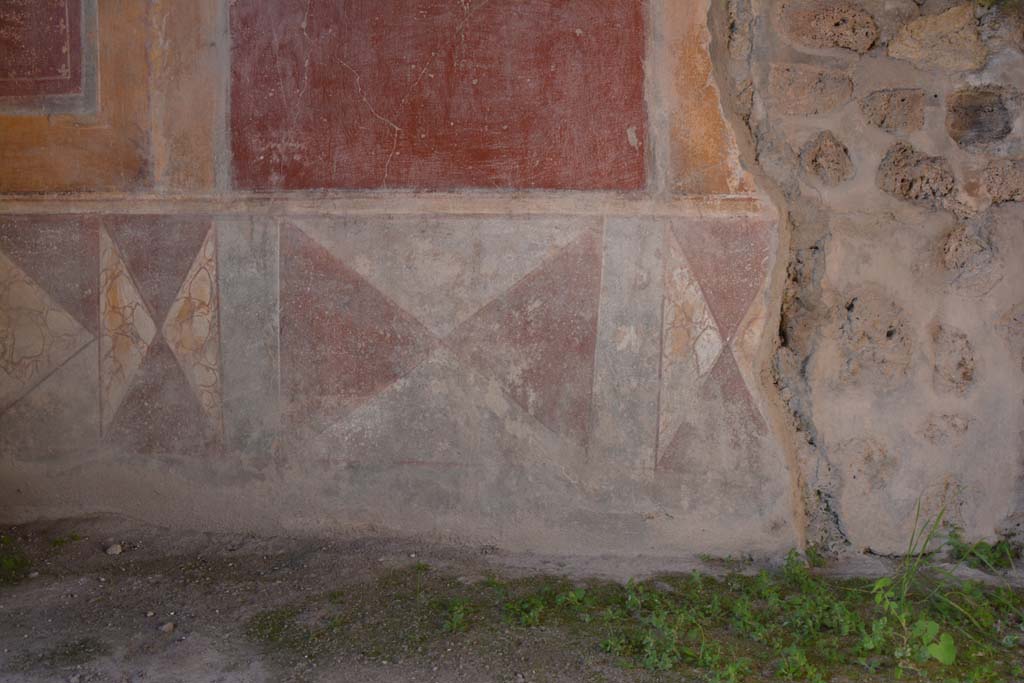 IX.5.14 Pompeii. March 2017. Room c, detail from centre and east end of zoccolo on north wall.
Foto Christian Beck, ERC Grant 681269 DCOR.
