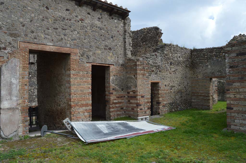 IX.5.14 Pompeii. March 2018. Looking south-east across atrium towards entrance fauces, on left, and doorway to room g, on its south side.
Next to that is the small doorway of room h, leading to IX.5.15 in the large room i, on the right, and a doorway leading south into IX.5.16.
Foto Taylor Lauritsen, ERC Grant 681269 DCOR.

