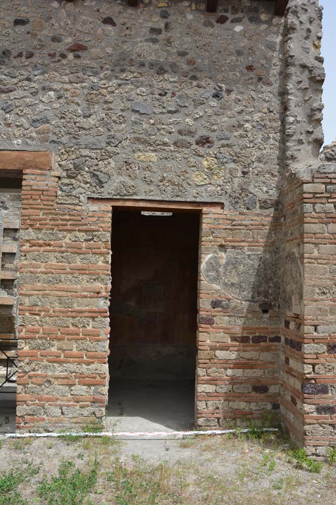IX.5.14 Pompeii. May 2017. 
Room g, doorway on east side of atrium b, with entrance corridor a, on left.
Foto Christian Beck, ERC Grant 681269 DCOR.
