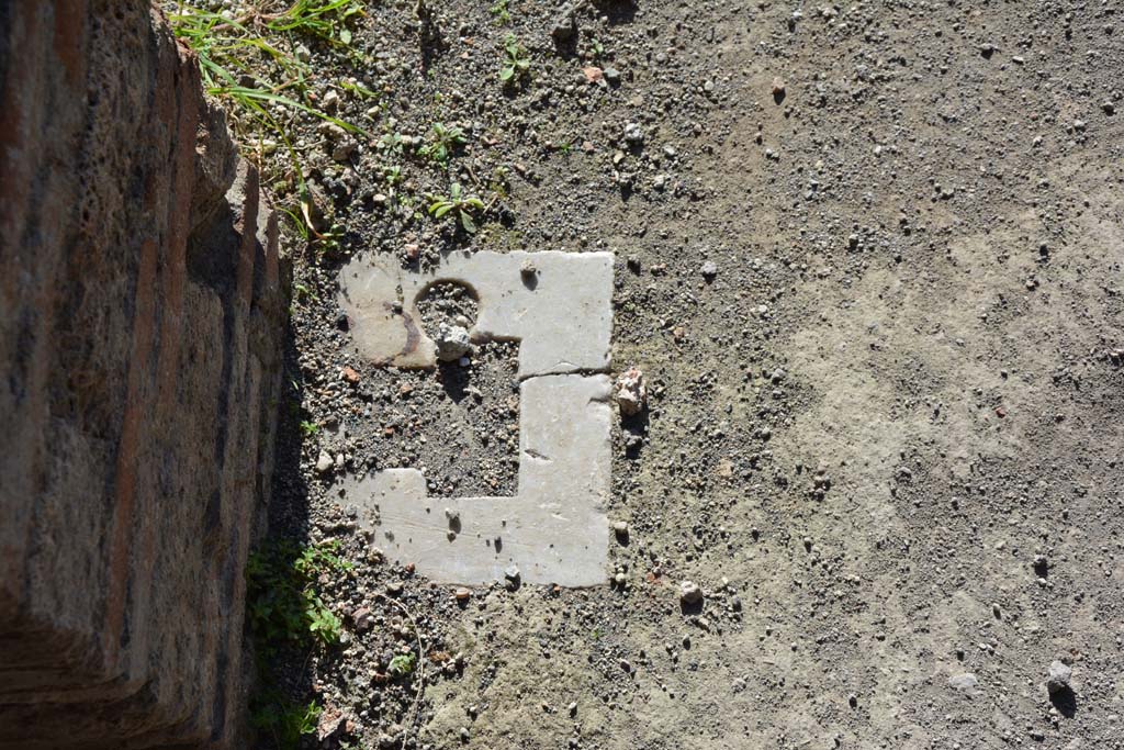 IX.5.14 Pompeii. March 2017. Room g, detail of doorway at south end.
Foto Christian Beck, ERC Grant 681269 DCOR.
