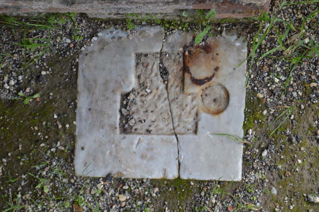 IX.5.14 Pompeii. March 2018. Room g, marble door seating at south end of door. 
Foto Taylor Lauritsen, ERC Grant 681269 DCOR.
