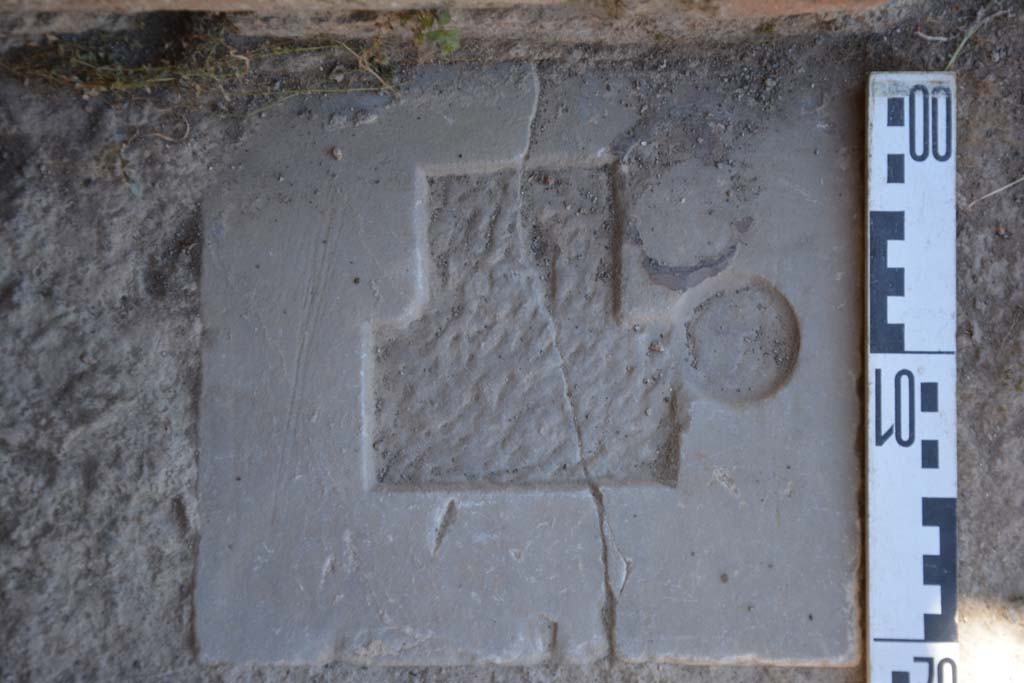 IX.5.14 Pompeii. May 2017. Room g, detail of door seating at south end of doorway.
Foto Christian Beck, ERC Grant 681269 DCOR.
