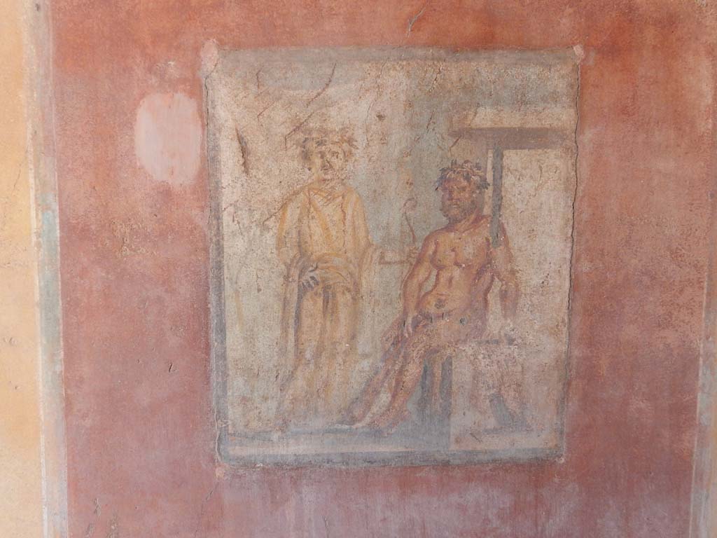 IX.5.14 Pompeii. June 2019. Cubiculum g, on south side of entrance doorway.
Wall painting of Hercules and Omphale, found in centre of north wall. Photo courtesy of Buzz Ferebee.
