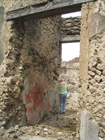 IX.5.18 Pompeii. May 2005. Room c. Small room on west side of entrance corridor with outline of stairs in wall.