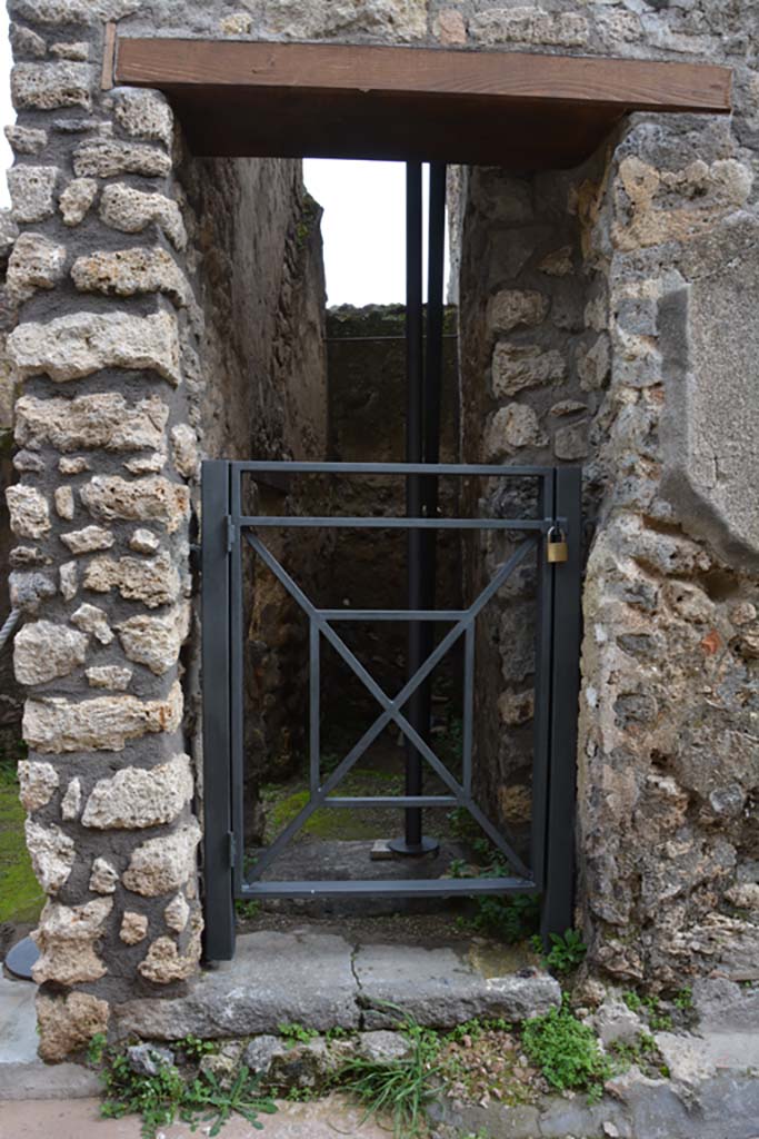 IX.5.20 Pompeii. March 2018. Entrance doorway, looking east.
Foto Annette Haug, ERC Grant 681269 DÉCOR.
