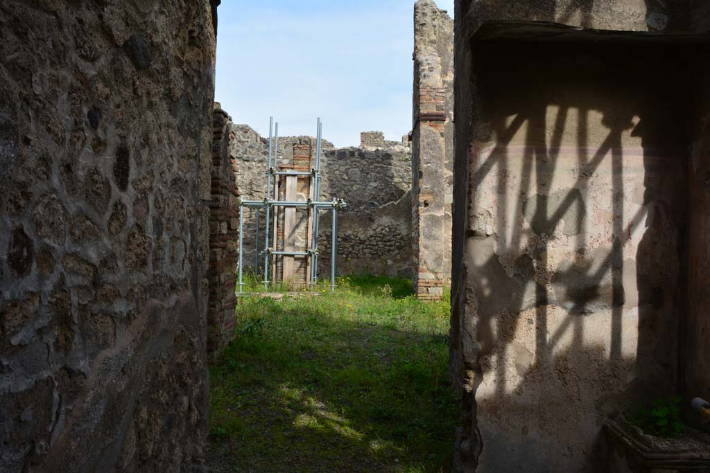 IX.5.22 Pompeii. March 2017. Looking east from entrance doorway, across room ‘w’ towards south side of peristyle ‘p’. 
Foto Christian Beck, ERC Grant 681269 DÉCOR.
