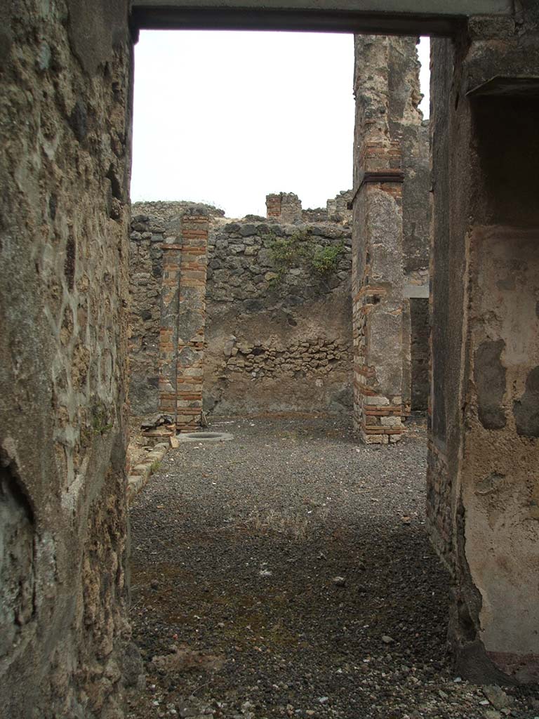 IX.5.22 Pompeii. May 2005. Looking east from entrance doorway.
