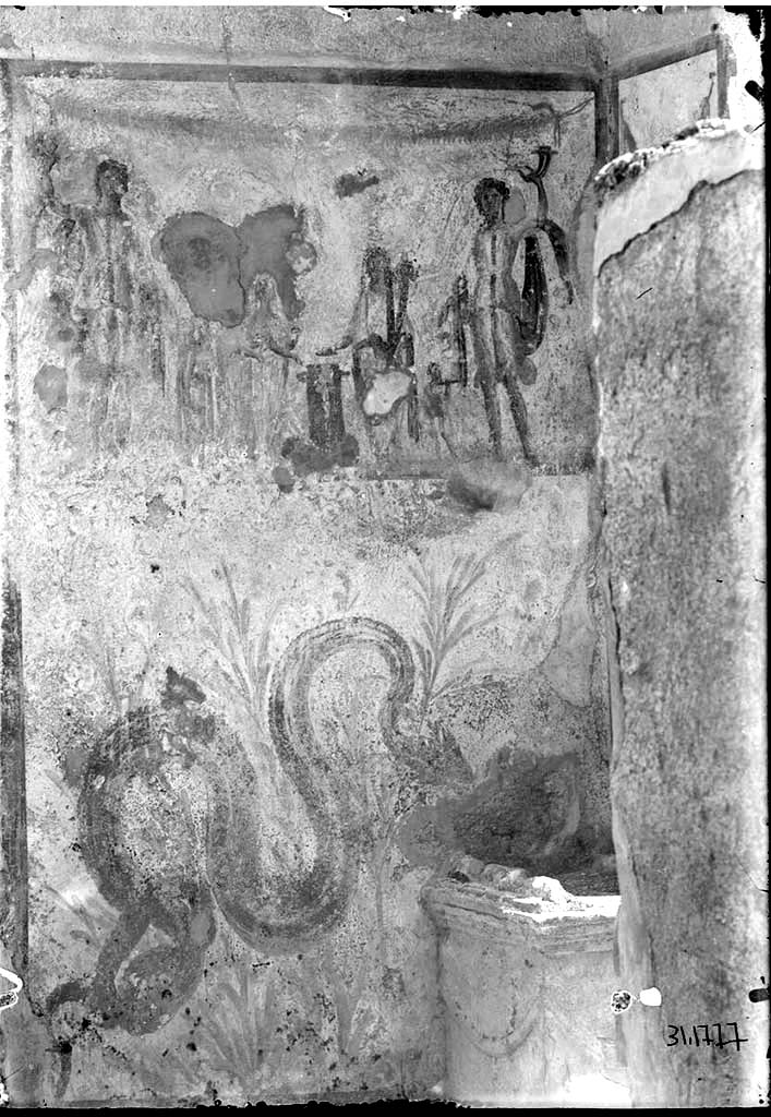 IX.5.2/22 Pompeii. 1931. Lararium at the door to the kitchen and adjacent to entrance IX.5.22.
DAIR 31.1777. Photo © Deutsches Archäologisches Institut, Abteilung Rom, Arkiv. 

