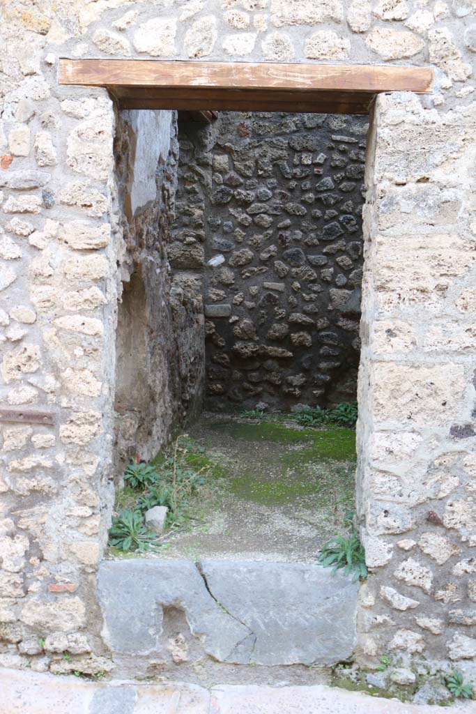 IX.6.2 Pompeii. December 2018. 
Looking east through entrance doorway. Photo courtesy of Aude Durand.
