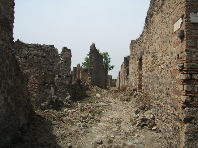 IX.6.8 Pompeii.  Lupanar of Amandus or Casa dell Larario.  Looking west from entrance.