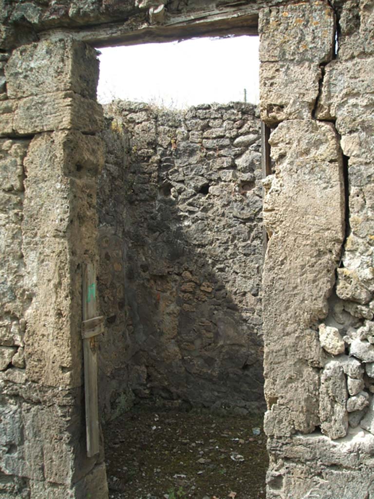 IX.6.g Pompeii. May 2005. Doorway to second cubiculum “b”, on west side of atrium.