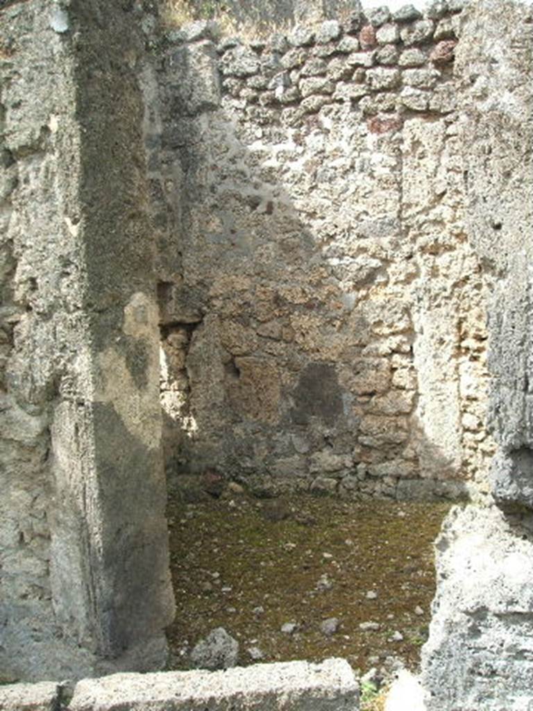 IX.6.g Pompeii. May 2005. West wall of triclinium “k”, with small window to light-yard of IX.6.d.