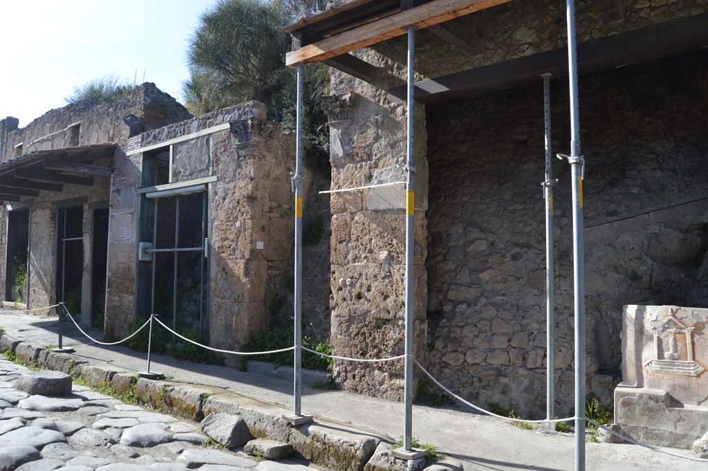 IX.7.3 Pompeii, in centre. March 2019. Looking north-west along Via dell’Abbondanza, from IX.7.2, on right, towards IX.7.5/6, on left.
Foto Taylor Lauritsen, ERC Grant 681269 DÉCOR.

