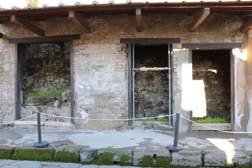 IX.7.7 Pompeii on left, IX.7.6 in centre, and IX.7.5 on right. December 2018. Looking north towards entrances. Photo courtesy of Aude Durand.