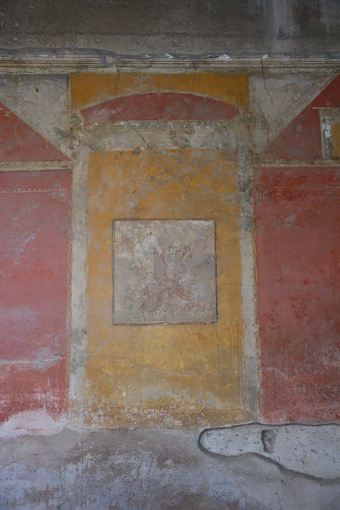 IX.7.20 Pompeii. October 2019. 
Large triclinium (room i), central panel from east wall with painting of Ares and Aphrodite or Mars and Venus, surrounded by cupids.
Foto Annette Haug, ERC Grant 681269 DÉCOR.
