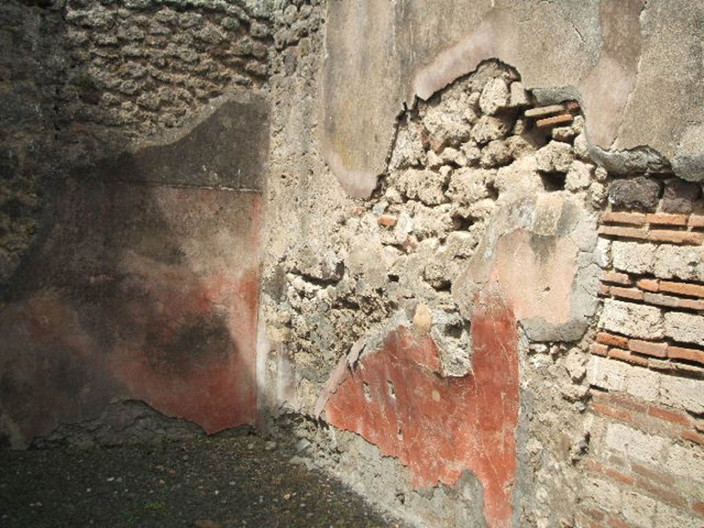 IX.7.25 Pompeii. May 2005.  Room “l” (L), north-west corner of ala/triclinium.
According to Mau, this room served as a triclinium, on the right of the room the usual couch recess could be seen.
See Mau in BdI, 1882, p.177)
