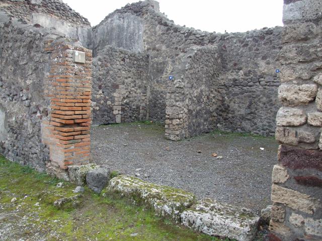 IX.8.1 Pompeii. December 2007. Looking towards south wall and niche in shop.