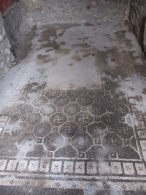 IX.8.6 Pompeii.  December 2007.  Room 40, Cubiculum.   Painted round panel.