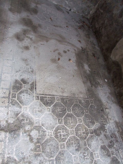 IX.8.6 Pompeii.  December 2007.  Room 40, Cubiculum.   Painted round panel.